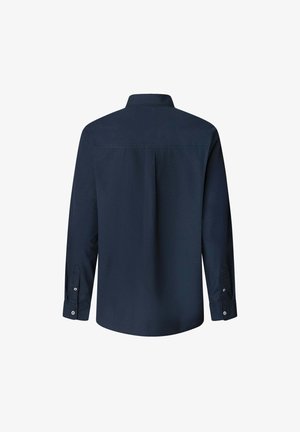 Granatowa koszula z długim rękawem wykonana z gładkiego materiału, z kołnierzykiem, zapięciem na guziki przy mankietach oraz detalem w postaci pliski z tyłu.