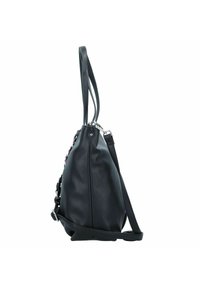 Borsa a mano in pelle nera con texture liscia. Presenta lunghe cinghie e accessori in argento. Dettagli cuciti distintivi su un lato.