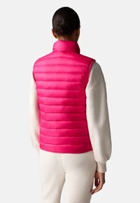 Fuchsie pufová vesta s vysokým límcem a vodorovným prošíváním, v kombinaci s krémovým dlouhým rukávem. Přiléhavý střih s měkkou texturou.