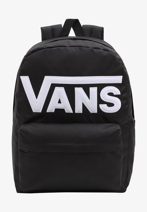 Mochila de tela negra con un prominente logo bordado en blanco de "VANS", un asa superior y un bolsillo con cremallera en la parte frontal.