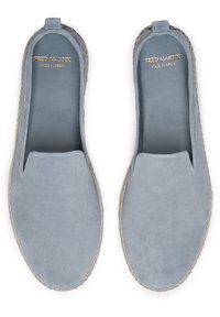 Alpargatas de serraje gris claro con un diseño plano, punta redonda y una suela media de yute trenzado natural. Nombre de la marca grabado en el interior.