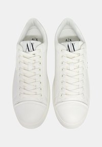 Sneaker bianche in pelle con punta arrotondata e chiusura con lacci, caratterizzate da una superficie liscia e un logo discreto sulla linguetta.