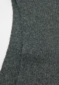 Struktureret mørkegrå strikket stof med et ribbet mønster og blød, fuzzy tekstur. Materialet virker tykt og varmt.