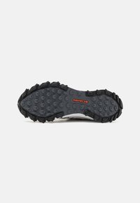 Semelle extérieure en caoutchouc noir avec des crampons multidirectionnels, semelle intermédiaire grise et logo Columbia. Conçu pour l'adhérence et la durabilité.