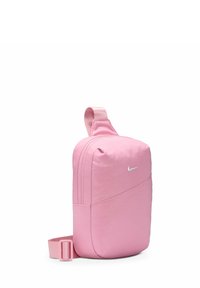 Borsa a spalla Nike rosa con una texture di tessuto morbido, chiusura con zip, tracolla regolabile e un logo bianco sul davanti.