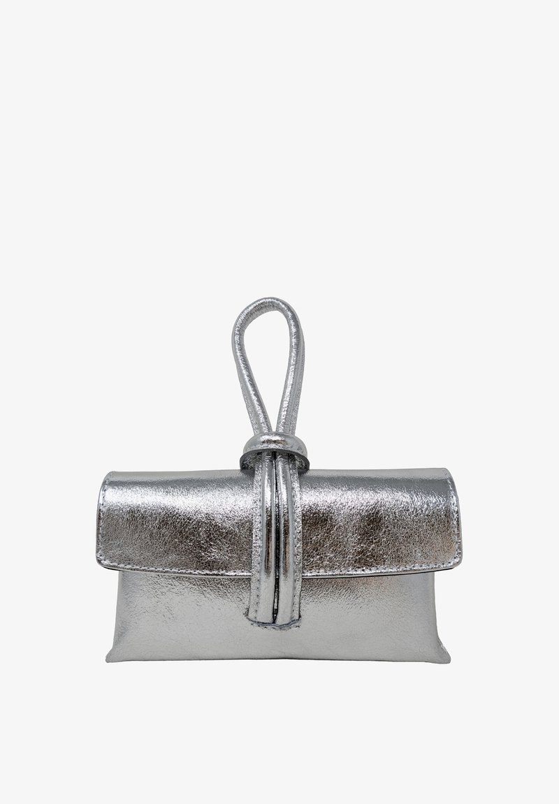 Piccola pochette metallica argento con chiusura a patta e cinturino ad anello per polso.