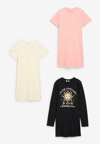 Tre camicie da notte: una corta rosa, una gialla con stelle rosa e una lunga nera con un grafiche del sole e un design testuale.