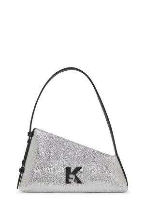 Borsa a tracolla argento scintillante con un design angolare, tracolla nera e un grande logo "K" nero sulla parte anteriore. Finitura glitter texturizzata.