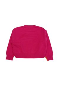 Maglione fucsia con polsini e orlo a coste, caratterizzato da un accento arancione sulla manica. Morbida texture lavorata a maglia e design classico con scollo rotondo.