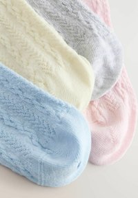 Mjuka stickade strumpor i blått, gult, grått och rosa. Varje strumpa har ett texturerat mönster och ribbade muddar, vilket visar en mysig design.