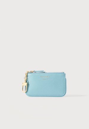 Lichtblauw leren ritstasje met gouden ketting en sluiting, kleine geperste merknaam in het midden voorop.