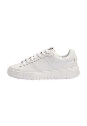 Witte sneaker met een laag profiel, dikke geribbelde zool, gevoerde kraag, veters en een subtiele merknaam op het zijpaneel.