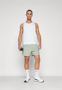 Nike Performance CHALLENGER - Športové šortky - jade horizon/medium olive/black/reflective silver
