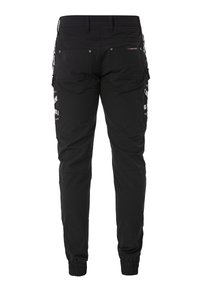 Schwarze Cargo-Hosen mit elastischen Bündchen, mehreren Taschen und bedruckten Textdetails. Hergestellt aus leichtem Material mit glatter Textur.