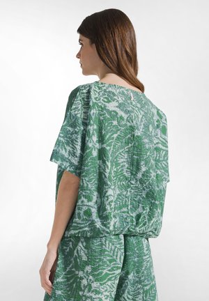 Groen, getextureerd shirt met korte mouwen met een bladmotief, een losse pasvorm en een afgeronde halslijn. Voorzien van een klein label aan de achterkant.