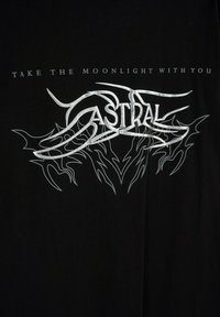 Czarna koszulka z srebrnym napisem "ASTRAL" oraz abstrakcyjnymi wzorami. Napis umieszczony jest z góry: "WEŹ KSIĘŻYCOWE ŚWIATŁO ZE SOBĄ".