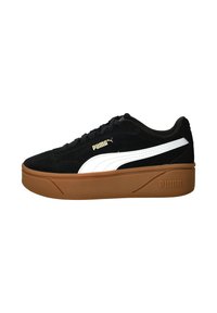 Sneaker nere in suede con striscia laterale bianca e logo dorato, dotate di una spessa suola in gomma marrone e lacci piatti.