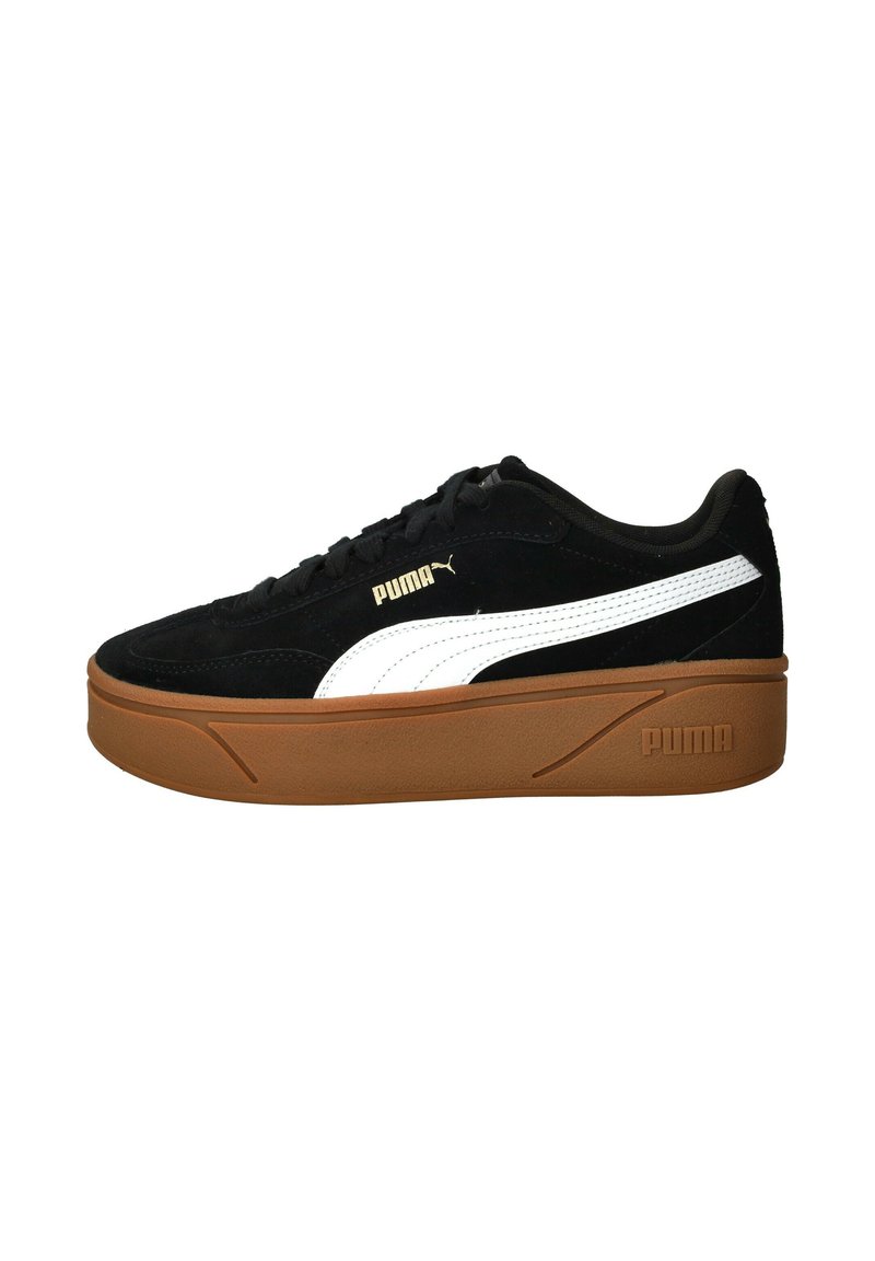 Sneaker nere in suede con striscia laterale bianca e logo dorato, dotate di una spessa suola in gomma marrone e lacci piatti.