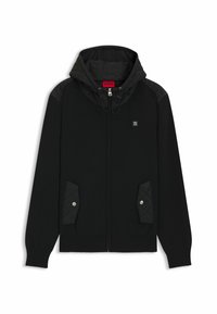 Zwarte hoodie met rits aan de voorkant, gewatteerde schouders en zakken. Voorzien van een verstelbare capuchon en een klein logo op de borst.