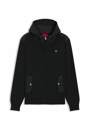 Sudadera negra con cremallera frontal, hombros acolchados y bolsillos. Cuenta con una capucha con cordón y un pequeño logotipo en el pecho.