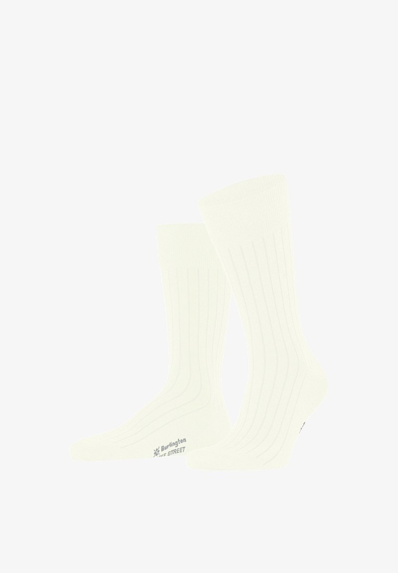 Paire de chaussettes blanches côtelées montantes avec le logo "Burlington Five Street" sur le côté près des orteils.