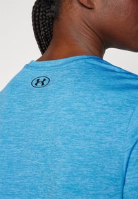 Under Armour TECH TWIST - T-skjorte til trening - viral blue/black