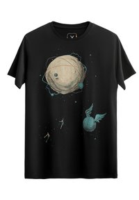 Zwarte katoenen T-shirt met een grafisch ontwerp van planeten en gevleugelde figuren in teal en beige tegen een donkere achtergrond.