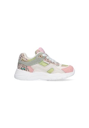 Kindersneaker met witte zool, roze, groene en beige panelen, accenten met gevlekt dierenprint en witte veters, zijaanzicht.