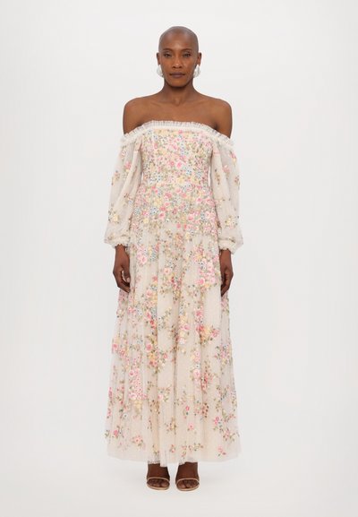 Schulterfreies Blumenmusterkleid aus transparentem, leichtem Stoff. Es hat bestickte Blumen in Pink und Blau, lange Ärmel und einen gestuften Rock.