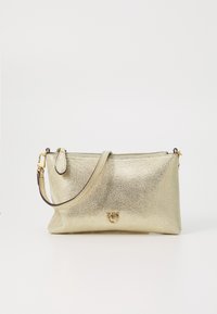 Borsa a pochette in metallo dorato con finitura texturizzata, dotata di chiusura con zip, tracolla removibile e un piccolo dettaglio con logo sul fronte.