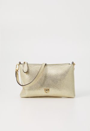 Goldfarbene Metall-Clutch mit strukturiertem Finish, ausgestattet mit einem Reißverschluss, einem abnehmbaren Tragegurt und einem kleinen Logo-Detail auf der Vorderseite.
