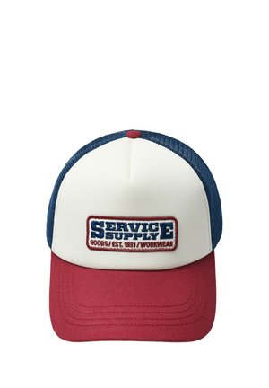 Truckerka s červeným šiltom, modrými sieťkovanými bokmi, bielou prednou časťou a nášivkou s nápisom „SERVICE SUPPLY Goods / Est. 1951 / Workwear“ v modrej a červenej farbe.