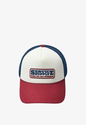 Trucker-kasket med rød skygge, blå mesh-sider, hvid front og mærke med teksten “SERVICE SUPPLY Goods / Est. 1951 / Workwear” i blå og rød.