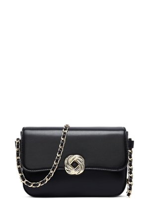 Borsa a tracolla in pelle nera con tracolla a catena, caratterizzata da una chiusura dorata annodata, texture liscia e forma rettangolare.