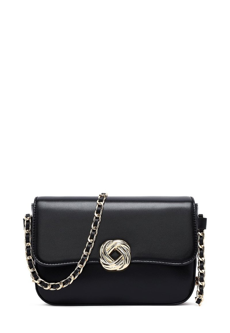Borsa a tracolla in pelle nera con tracolla a catena, caratterizzata da una chiusura dorata annodata, texture liscia e forma rettangolare.