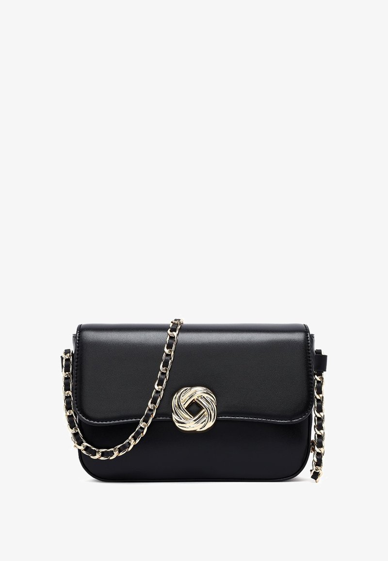 Borsa a tracolla in pelle nera con tracolla a catena, caratterizzata da una chiusura dorata annodata, texture liscia e forma rettangolare.