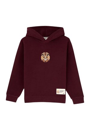 Bordeauxrode hoodie met een geborduurd leeuwengezicht op de borst en een klein wit label bij de zoom aan de voorkant.