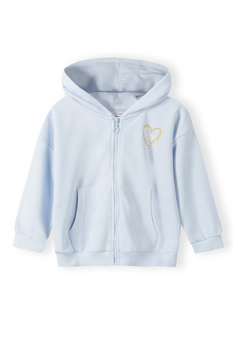 Svetlo modrá mikina na zips s prednou kapsou, elastickými manžetami a dizajnom srdca v zlatej niti na ľavej strane. Vyrobená z mäkkej tkaniny.