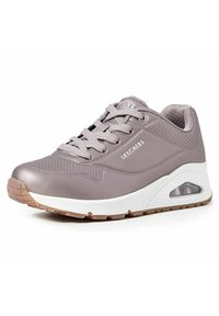 Sneaker viola chiaro con una tomaia in materiale sintetico liscio, chiusura con lacci, perforazioni per la traspirabilità e una suola bianca con un cuscinetto d'aria visibile.