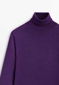 Pull col roulé violet à manches longues avec col et poignets côtelés, présenté sur un fond blanc.