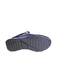 Suola di una sneaker con una suola esterna in gomma nera testurizzata, caratterizzata da un motivo a zigzag e un logo. La parte superiore è in tessuto blu navy con un sistema di allacciatura.