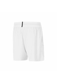 Hvite sports shorts laget av lett stoff, med en elastisk midjebånd med svarte detaljer, og en sidelomme for oppbevaring.