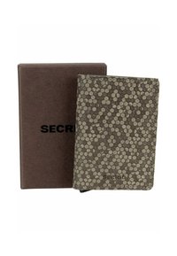 Portafoglio grigio con un motivo esagonale, realizzato in materiale testurizzato, posizionato accanto a una scatola marrone con la scritta "SECRID" in carattere grassetto.