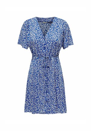 Blå blomstermønstret kjole med V-hals, korte ermer, innsnørt midje og snor. Mønsteret har hvite blomster og blader på blått stoff.