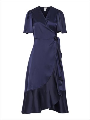 Vestido envolvente de satén azul marino con mangas cortas abullonadas, dobladillo con volantes y un cinturón para anudar en la cintura. Textura suave con una silueta fluida.