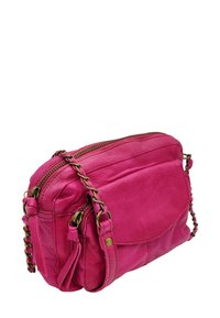 Sac bandoulière en cuir rose avec des accents en chaîne dorée, poche zippée à l'avant et une finition lisse et texturée. Forme rectangulaire compacte.