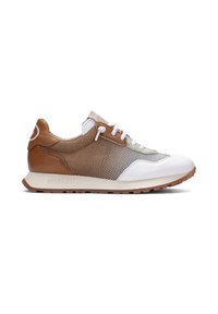 Sneaker con tomaia in pelle marrone e dettagli in mesh bianco. Presenta lacci bianchi, una suola testurizzata e un logo prominente sul tallone.