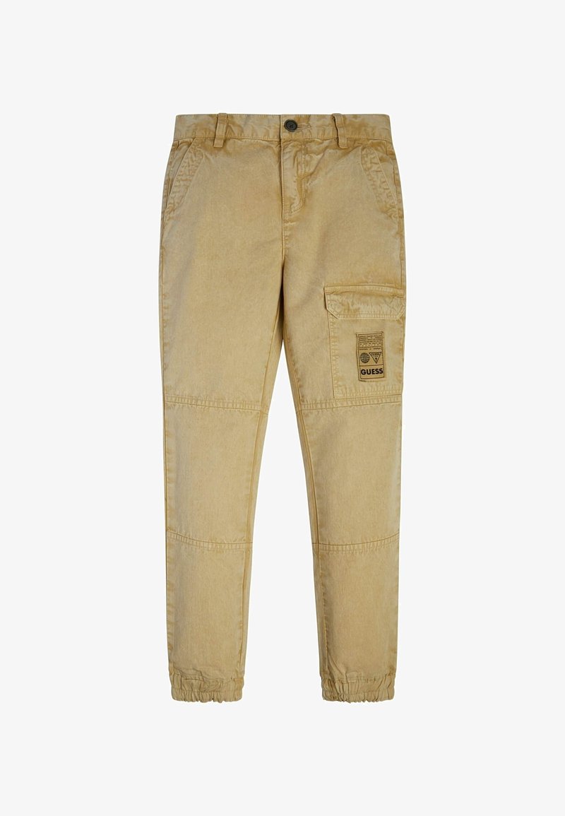 Pantalon cargo marron clair avec poignets élastiques, poches latérales, passants de ceinture et une poche à rabat sur la jambe droite avec un patch logo GUESS.