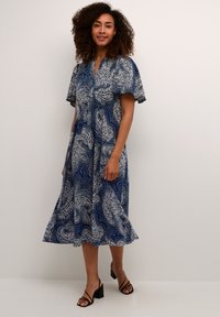 Abito blu navy con stampa paisley, maniche a palloncino corte e colletto, caratterizzato da una silhouette fluida, foderata e lunghezza a metà polpaccio.