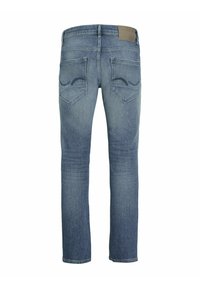 Jeans en denim bleu avec une coupe droite, comportant deux poches arrière et une patch en cuir beige sur la taille. Finition délavée.